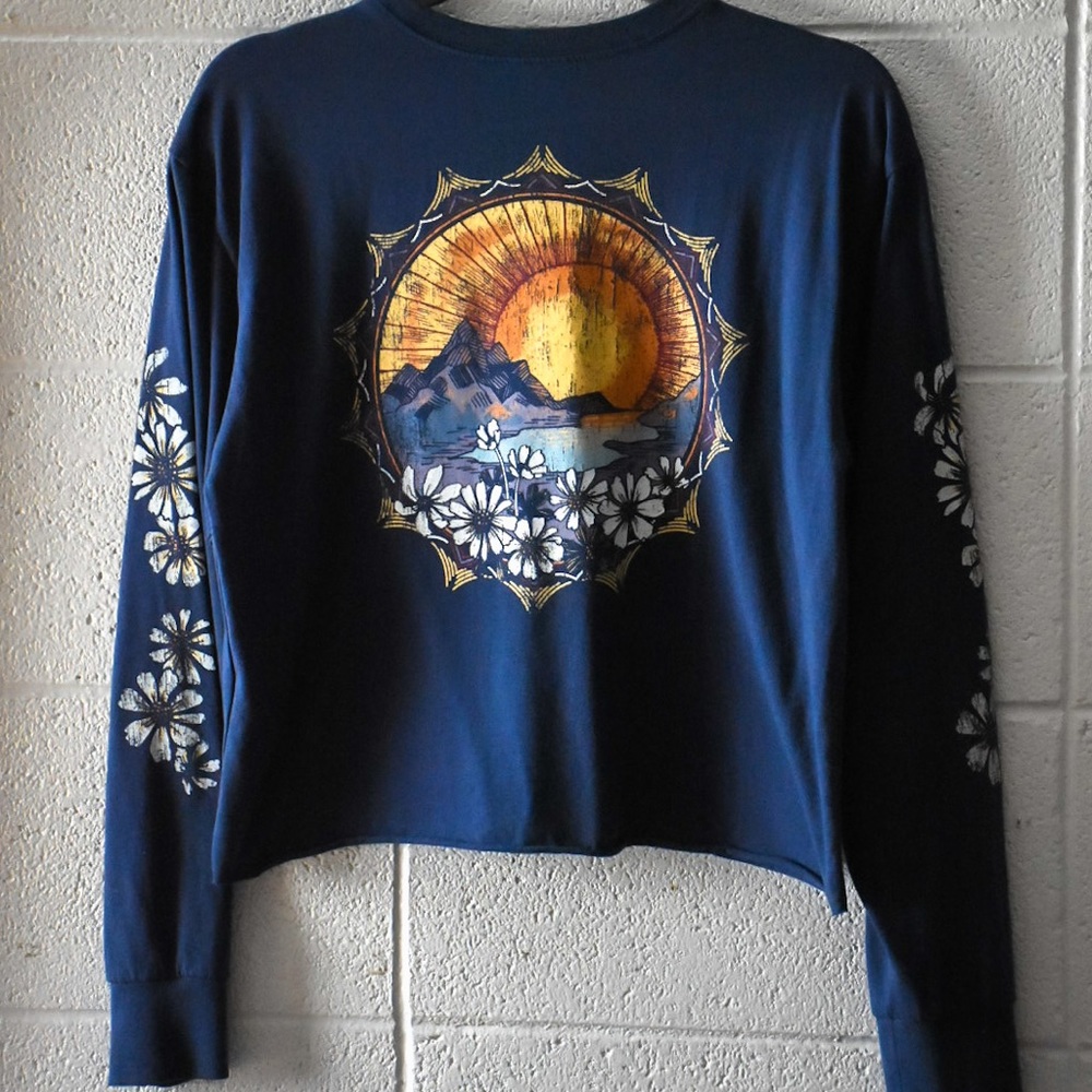 Cute and casual long sleeve crop top